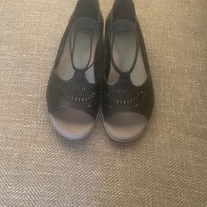 EUC  Earth Shoes - size 7.5 - black flats